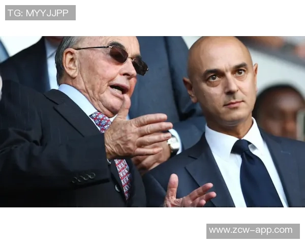 热刺边卫波罗被球迷电子烟砸中后捡起假装抽烟引发热议