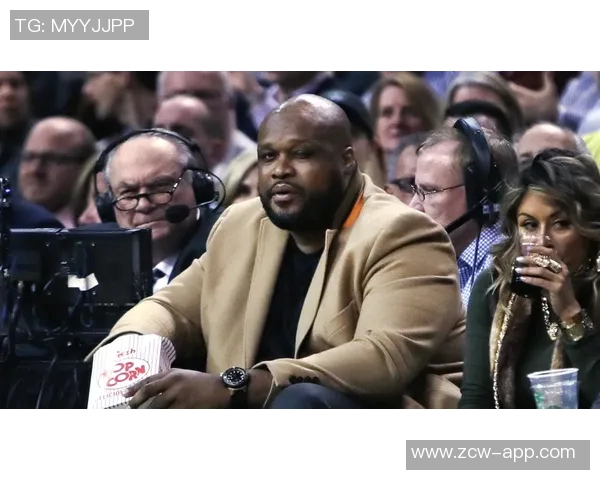 老哥你又胖了美记与绿军传奇安东尼沃克合影引发热议